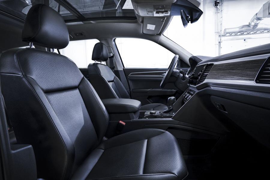 Интерьер Volkswagen Atlas R-Line 2017 года  (фото 8 из 16)